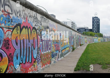 Die East Side Gallery Berlin. 1,3 km langen Abschnitt der Berliner Mauer an der Spree ist einer der bekanntesten Wahrzeichen der Stadt. Stockfoto