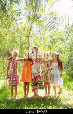 Porträt von fünf Mädchen im Garten Stockfoto