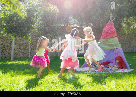 Fünf Mädchen in Fee Kostüm spielen im Garten Stockfoto