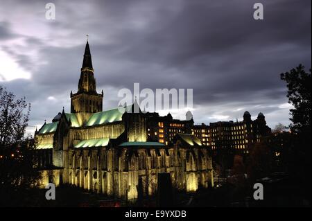 Glasgow, Schottland. 4. November 2014. Wetter: Bedrohliche dunkle Wolken sammeln über die Kathedrale von Glasgow und Glasgow Royal Infirmary Credit: Tony Clerkson/Alamy Live News Stockfoto