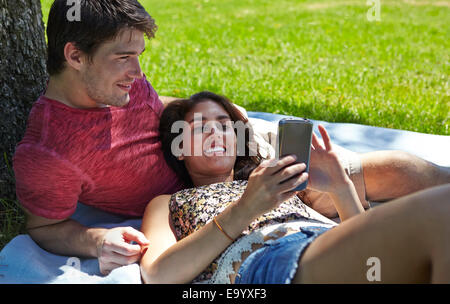 Junges paar entspannende im park Stockfoto
