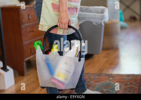 Junge Frau nach Hause mit grünen Reinigungsmittel Reinigung Stockfoto