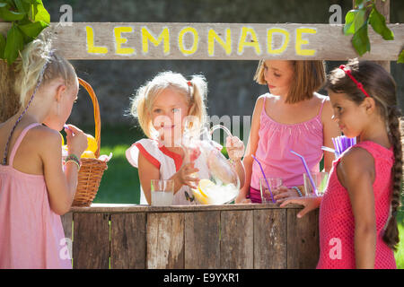 Ehrliches Porträt von vier Mädchen in Limonade stehen im park Stockfoto