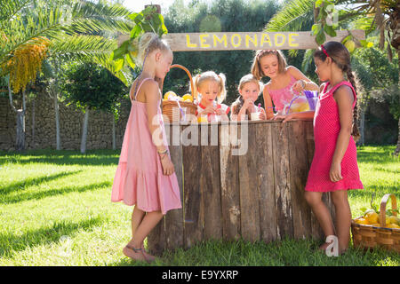 Fünf Mädchen Gießen Limonade und plaudern bei Limonade stehen im park Stockfoto