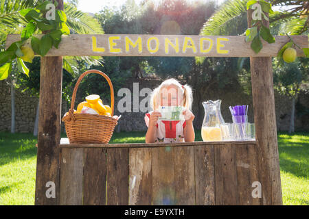 Porträt eines Mädchens auf Limonadenstand hält hundert-Euro-Schein Stockfoto