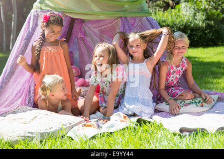 Fünf Mädchen spielen im Garten Tipi Stockfoto