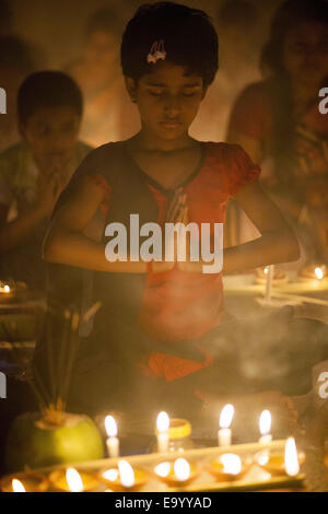 Narayangonj, Bangladesch. 4. November 2014. Menschen der Hindu-Gemeinschaft (Bangladesch) feiert "Rakher Upobas'' eine Kultur in jedem Bengali Monat Kartik. Es ist ein Fastentag zur sicheren Aufbewahrung aller eigenen Familienmitglieder aus allen Arten von schwarzen Themen. Hindu Mann und Frauen feiern dieses Rituale Festival durch Beleuchtung Lampen und Kerzen von nur Sonnenuntergang mit einigen Geschenk (Obst, Süßigkeiten, Kokosnuss, Kuhmilch etc.) für ihren Glauben "Baba Loknath'' Hindus die Gottes. Und alle Fans halten sich Fasten bis das Lampen-Burn-Out. Bildnachweis: ZUMA Press, Inc./Alamy Live-Nachrichten Stockfoto