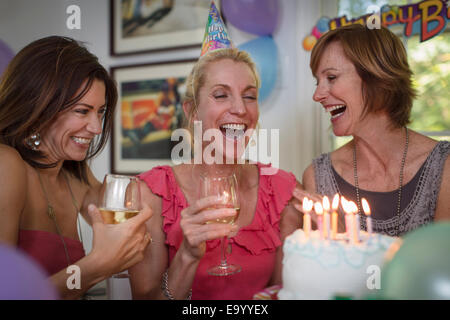 Drei Reife Frauen auf Geburtstagsparty, lachen Stockfoto