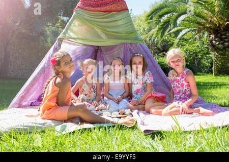 Porträt von fünf Mädchen vor Tipi Stockfoto