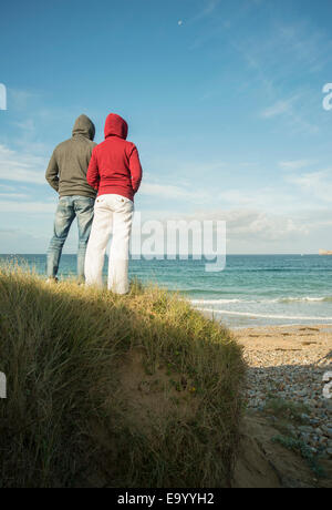 Älteres paar Blick auf dem Meer Blick, Camaret-Sur-Mer, Bretagne, Frankreich Stockfoto