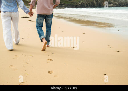 Beschnitten, Schuss von reifes Paar Hand in Hand beim Spaziergang am Strand, Camaret-Sur-Mer, Bretagne, Frankreich Stockfoto