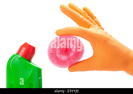 Hand im Gummihandschuh mit Peeling Pad und Flaschen Reinigung Produkt Stockfoto