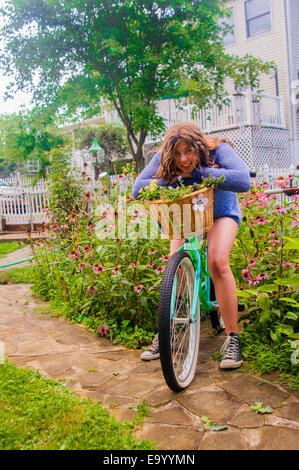 Porträt von Teenager-Mädchen auf dem Fahrrad, im freien Stockfoto