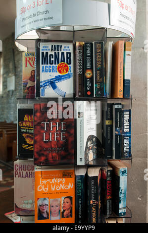 Gebrauchte Taschenbücher für den Verkauf in einer Kirche Stockfoto