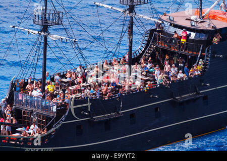 Die 'Black Pearl' party Kreuzfahrtschiff am Kap Greco von oben. Ayia Napa, Zypern Stockfoto