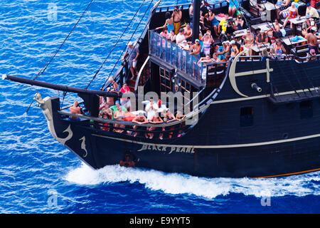 Die 'Black Pearl' party Kreuzfahrtschiff am Kap Greco von oben. Ayia Napa, Zypern Stockfoto