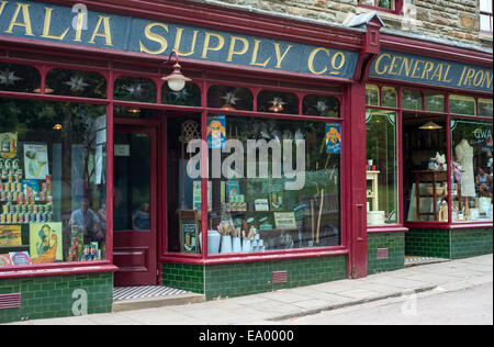 Altmodische Läden an St Fagans National History Museum in Cardiff, Südwales Stockfoto