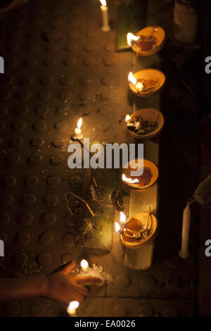 Narayangonj, Bangladesch. 4. November 2014. Menschen der Hindu-Gemeinschaft (Bangladesch) feiert "Rakher Upobas'' eine Kultur in jedem Bengali Monat Kartik. Es ist ein Fastentag zur sicheren Aufbewahrung aller eigenen Familienmitglieder aus allen Arten von schwarzen Themen. Hindu Mann und Frauen feiern dieses Rituale Festival durch Beleuchtung Lampen und Kerzen von nur Sonnenuntergang mit einigen Geschenk (Obst, Süßigkeiten, Kokosnuss, Kuhmilch etc.) für ihren Glauben "Baba Loknath'' Hindus die Gottes. Und alle Fans halten sich Fasten bis das Lampen-Burn-Out. Bildnachweis: ZUMA Press, Inc./Alamy Live-Nachrichten Stockfoto