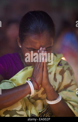 Narayangonj, Bangladesch. 4. November 2014. Menschen der Hindu-Gemeinschaft (Bangladesch) feiert "Rakher Upobas'' eine Kultur in jedem Bengali Monat Kartik. Es ist ein Fastentag zur sicheren Aufbewahrung aller eigenen Familienmitglieder aus allen Arten von schwarzen Themen. Hindu Mann und Frauen feiern dieses Rituale Festival durch Beleuchtung Lampen und Kerzen von nur Sonnenuntergang mit einigen Geschenk (Obst, Süßigkeiten, Kokosnuss, Kuhmilch etc.) für ihren Glauben "Baba Loknath'' Hindus die Gottes. Und alle Fans halten sich Fasten bis das Lampen-Burn-Out. Bildnachweis: ZUMA Press, Inc./Alamy Live-Nachrichten Stockfoto