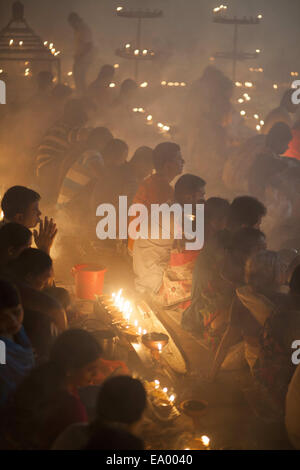 Narayangonj, Bangladesch. 4. November 2014. Menschen der Hindu-Gemeinschaft (Bangladesch) feiert "Rakher Upobas'' eine Kultur in jedem Bengali Monat Kartik. Es ist ein Fastentag zur sicheren Aufbewahrung aller eigenen Familienmitglieder aus allen Arten von schwarzen Themen. Hindu Mann und Frauen feiern dieses Rituale Festival durch Beleuchtung Lampen und Kerzen von nur Sonnenuntergang mit einigen Geschenk (Obst, Süßigkeiten, Kokosnuss, Kuhmilch etc.) für ihren Glauben "Baba Loknath'' Hindus die Gottes. Und alle Fans halten sich Fasten bis das Lampen-Burn-Out. Bildnachweis: ZUMA Press, Inc./Alamy Live-Nachrichten Stockfoto