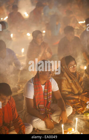 Narayangonj, Bangladesch. 4. November 2014. Menschen der Hindu-Gemeinschaft (Bangladesch) feiert "Rakher Upobas'' eine Kultur in jedem Bengali Monat Kartik. Es ist ein Fastentag zur sicheren Aufbewahrung aller eigenen Familienmitglieder aus allen Arten von schwarzen Themen. Hindu Mann und Frauen feiern dieses Rituale Festival durch Beleuchtung Lampen und Kerzen von nur Sonnenuntergang mit einigen Geschenk (Obst, Süßigkeiten, Kokosnuss, Kuhmilch etc.) für ihren Glauben "Baba Loknath'' Hindus die Gottes. Und alle Fans halten sich Fasten bis das Lampen-Burn-Out. Bildnachweis: ZUMA Press, Inc./Alamy Live-Nachrichten Stockfoto