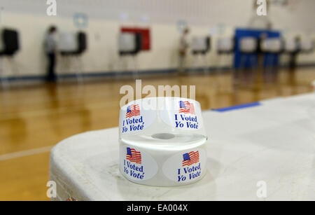 Washington, DC, USA. 4. November 2014. Bewohner stimmen ihre bei den US-Zwischenwahlen in einem Wahllokal in Rockville, Maryland, USA, am 4. November 2014. Bildnachweis: Yin Bogu/Xinhua/Alamy Live-Nachrichten Stockfoto