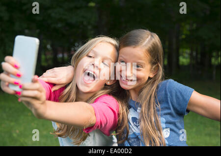 Mädchen, die Selfie in Garten Stockfoto