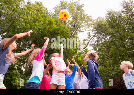 Kinder spielen Ball Spiel im Garten Stockfoto