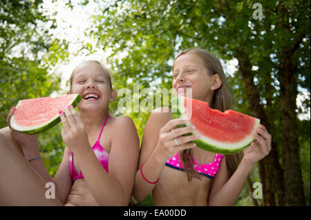 Freunde Essen Wassermelonen im Garten Stockfoto