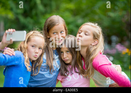 Mädchen, die Selfie in Garten Stockfoto