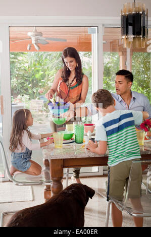 Familie am Esstisch Stockfoto