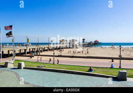 Der Pier und Strand im Zentrum von Huntington Beach, Orange County, Kalifornien, USA Stockfoto