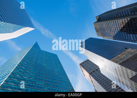 Niedrige abgewinkelt Ansicht der Wolkenkratzer im Bankenviertel, Manhattan, New York, USA Stockfoto