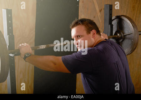 Junge männliche Gewichtheber Hantel heben Sie im Fitness-Studio wird vorbereitet Stockfoto