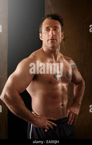 Porträt von muskulösen Mitte erwachsenen Mann im Fitness-Studio Stockfoto