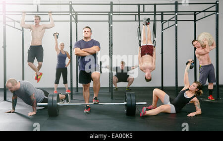 Porträt von acht Männern und Frauen im Fitness-Studio aktiv Stockfoto