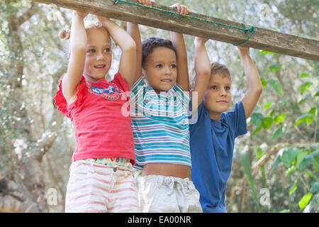 Drei Kinder festhalten Zaun wegschauen Stockfoto