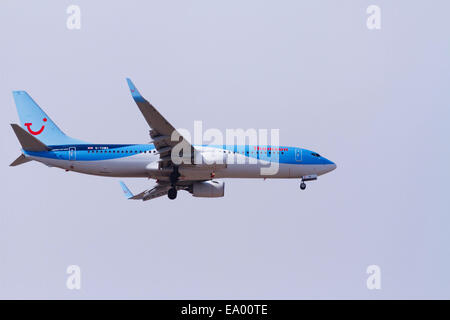 Boeing 737-800 G-TAWA von Thomson Holidays auf Ansatz zum Flughafen Larnaca, Zypern. Stockfoto