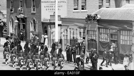 Prozession in Liverpool Street Hobart - Prozession Brunswick Hotel im Hintergrund (1900) in Liverpool Street Hobart - Braunschweig Stockfoto