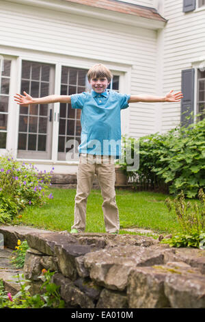 Porträt des jungen im Garten, ausgestreckten Armen Stockfoto