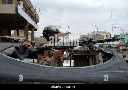 Quetta. 4. November 2014. Ein pakistanischer Ranger steht Wache auf der Straße durch hohe Sicherheitswarnung auf Ashura im Südwesten Pakistans Quetta, 4. November 2014. Pakistanische Behörden verstärkt Sicherheit landesweit für die sensible Ashura-Tage des Heiligen Monats Muharram. © Irfan/Xinhua/Alamy Live-Nachrichten Stockfoto