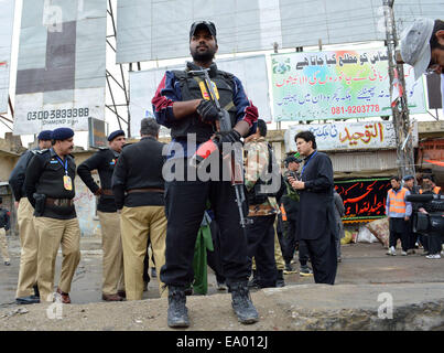 Quetta. 4. November 2014. Ein pakistanischer Polizist steht Wache auf der Straße durch hohe Sicherheitswarnung auf Ashura im Südwesten Pakistans Quetta, 4. November 2014. Pakistanische Behörden verstärkt Sicherheit landesweit für die sensible Ashura-Tage des Heiligen Monats Muharram. © Irfan/Xinhua/Alamy Live-Nachrichten Stockfoto