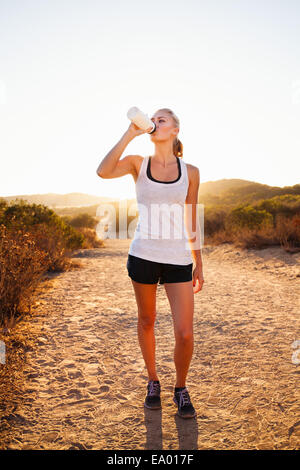 Weibliche Jogger trinken aus der Flasche Wasser, Poway, Kalifornien, USA