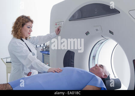 Herr Doktor bereitet Patienten für das Scannen von CT Stockfoto