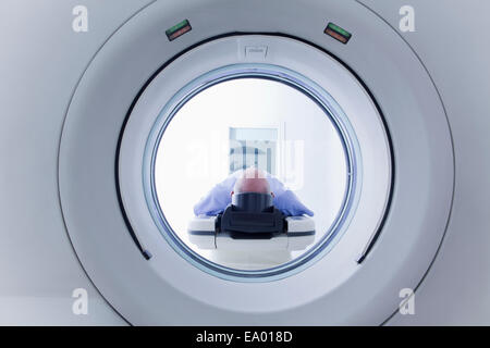 Patient liegend auf CT-scanner Stockfoto