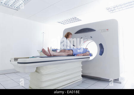 Herr Doktor bereitet Patienten für das Scannen von CT Stockfoto