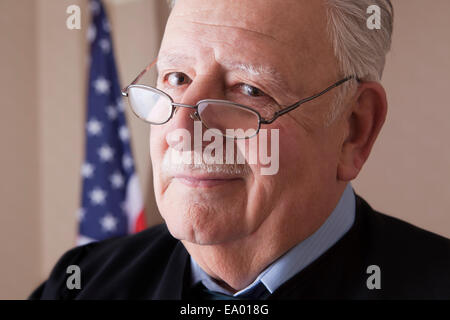 Richter mit Blick auf Gläser Stockfoto
