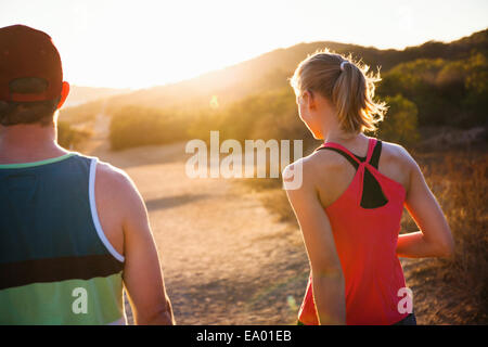 Jogger, sonnendurchfluteten Weg, Poway, Kalifornien, USA Stockfoto