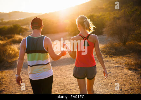 Jogger, sonnendurchfluteten Weg, Poway, Kalifornien, USA Stockfoto