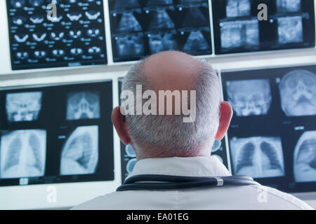 Arzt Analyse Scan-Ergebnisse Stockfoto